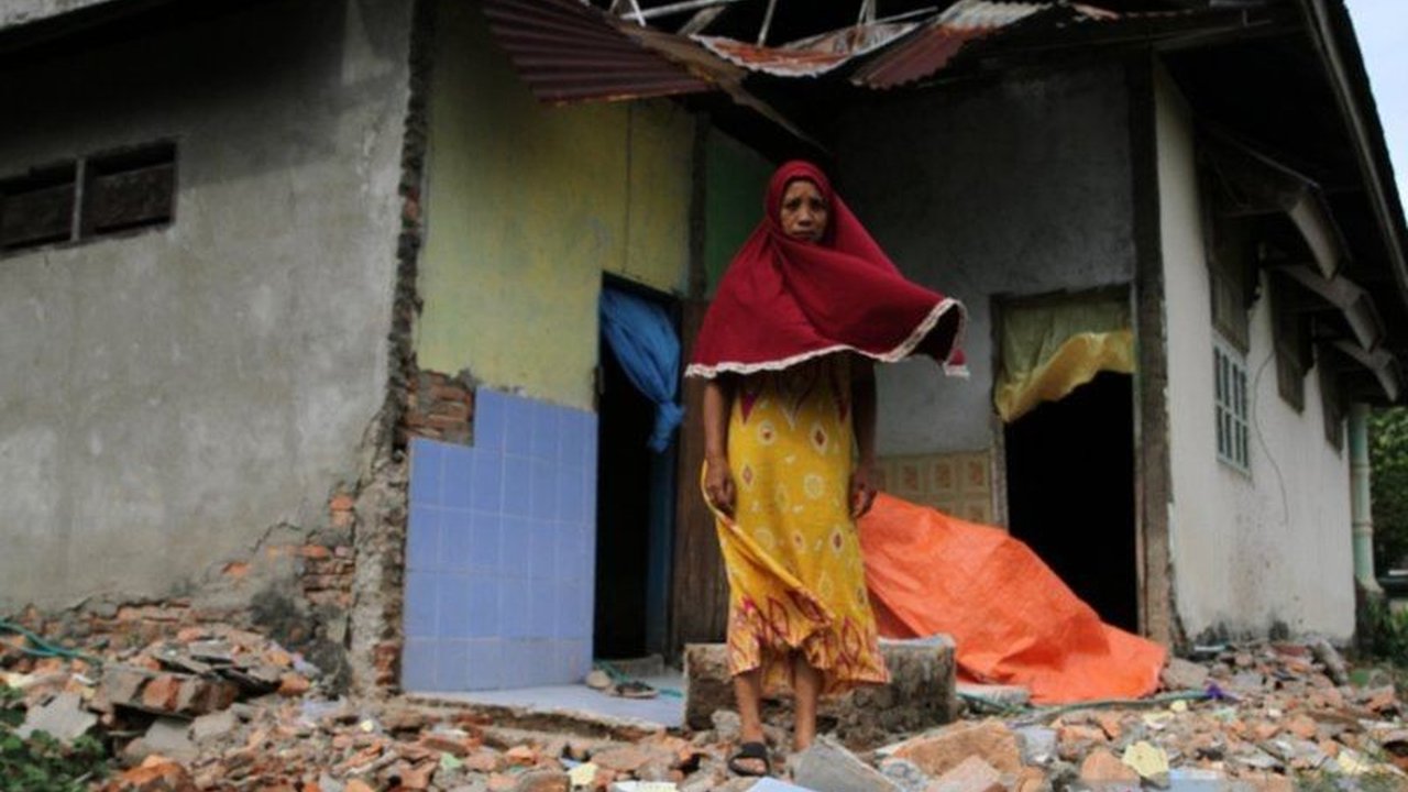 Gempa bumi yang melanda Kolaka Timur, Sulawesi Tenggara, sejak 24 Januari hingga 3 Februari 2025 telah merusak 172 bangunan, termasuk rumah warga, fasilitas kesehatan, sekolah, dan gedung pemerintahan; status siaga bencana pun diterapkan.