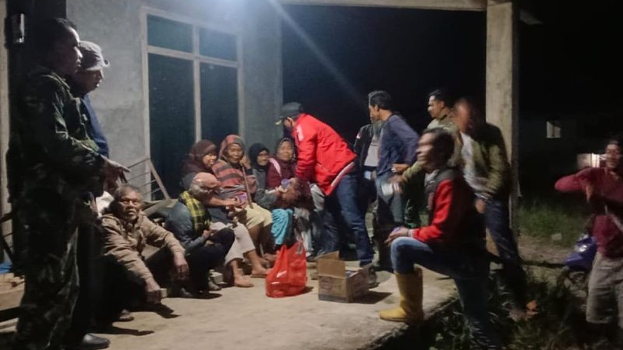 Kemunculan harimau Sumatera di Lampung Barat meresahkan warga; delapan keluarga dievakuasi setelah harimau tersebut memangsa anjing warga pada Minggu, 2 Februari 2025.