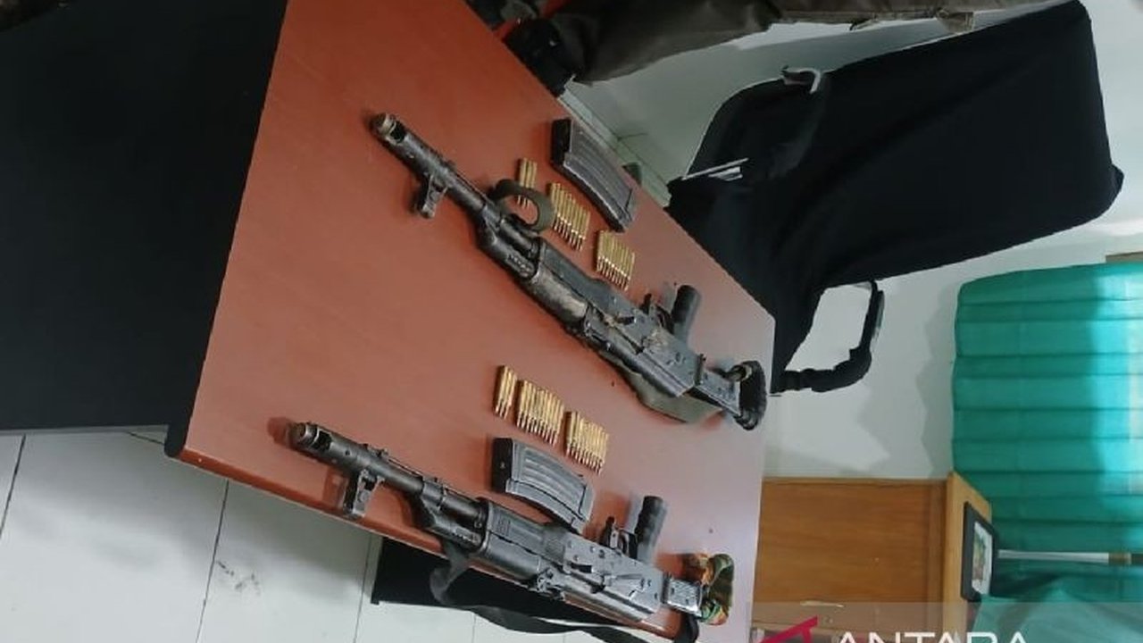 Satgas Damai Cartenz berhasil menyita dua senjata api organik Polri dan menangkap Okoni Siep, anggota KKB yang diduga terlibat penembakan di Yalimo pada November 2024.
