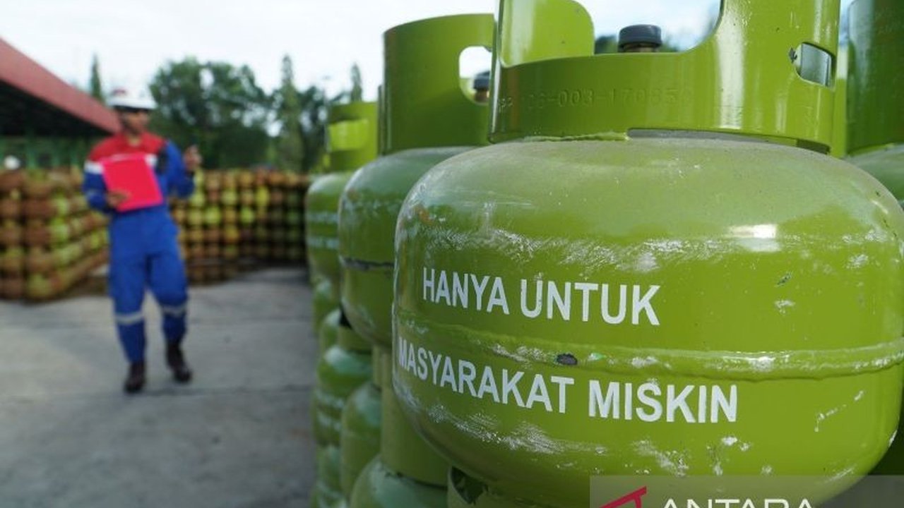 Mulai Februari 2025, Pertamina memangkas jalur distribusi LPG 3 Kg, hanya penjualan langsung di pangkalan resmi untuk harga stabil dan tepat sasaran subsidi.