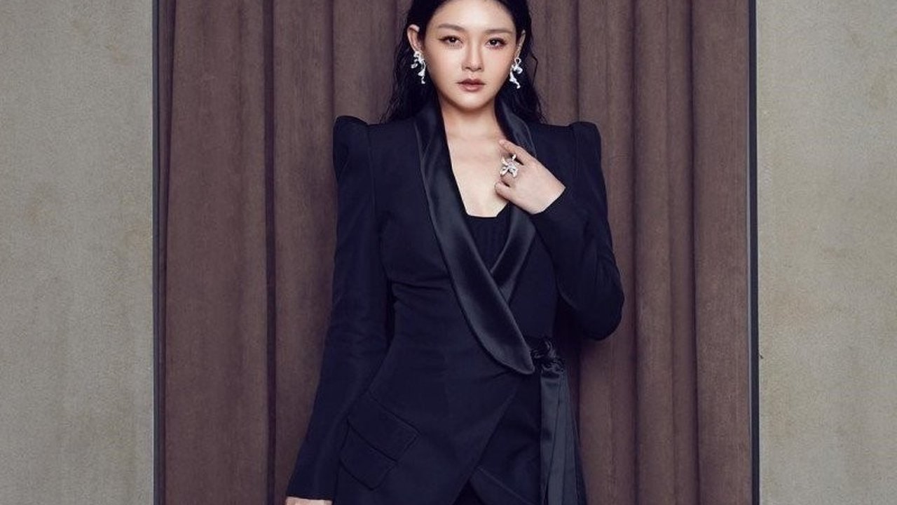 Kematian aktris Barbie Hsu diduga disebabkan oleh pneumonia pasca-influenza, mendorong pakar paru untuk meminta penyelidikan lebih mendalam terkait rekam medik dan penyebab pasti.