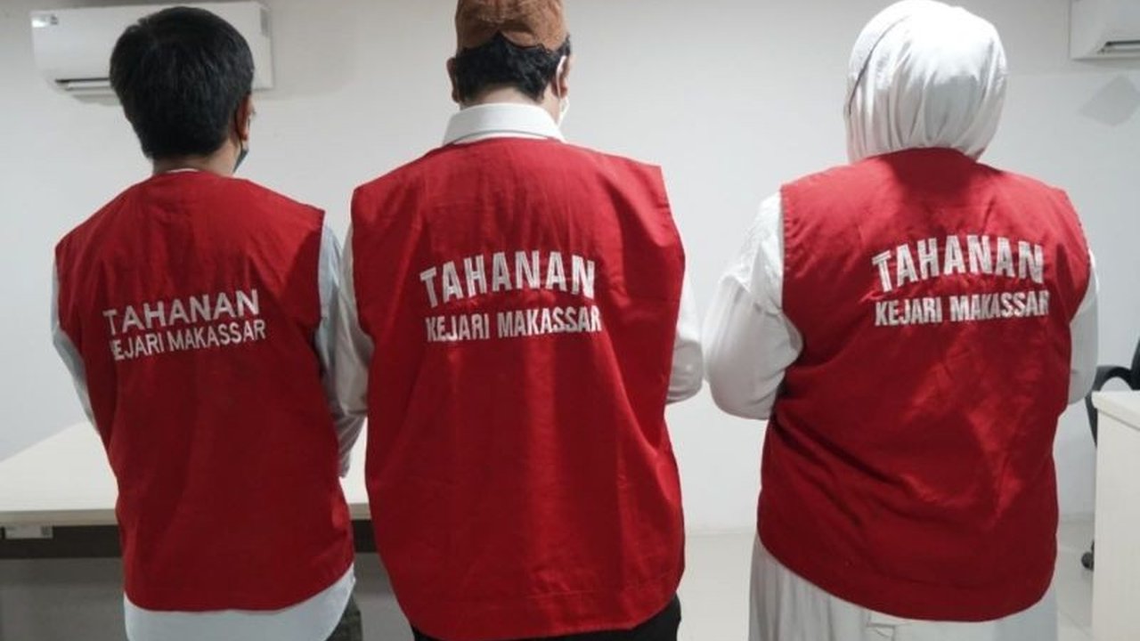 Tiga tersangka produsen kosmetik berbahaya yang mengandung merkuri telah ditahan di Rutan Makassar dan segera disidang di Pengadilan Negeri Makassar atas pelanggaran UU Kesehatan dan Perlindungan Konsumen.