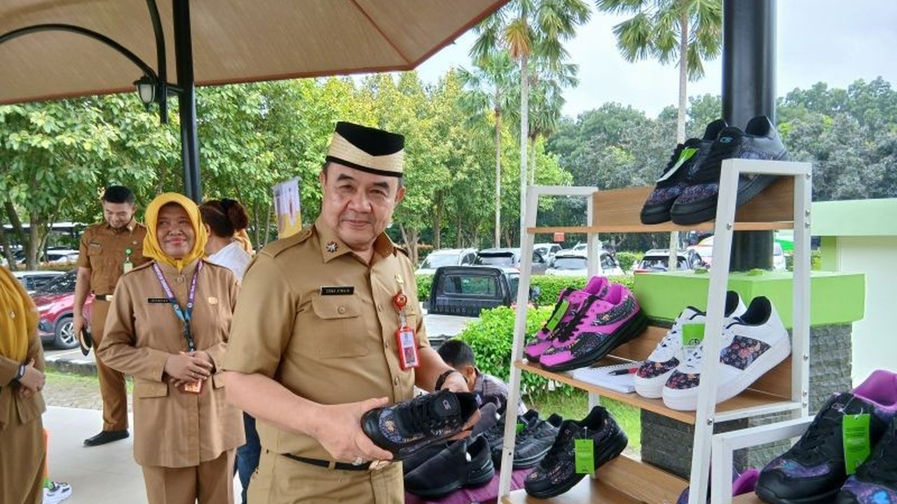 Pemerintah Kabupaten Tangerang mendorong ASN untuk memakai sepatu batik lokal guna mendukung IKM dan pertumbuhan ekonomi daerah, kebijakan ini diharapkan mampu meningkatkan perekonomian lokal.