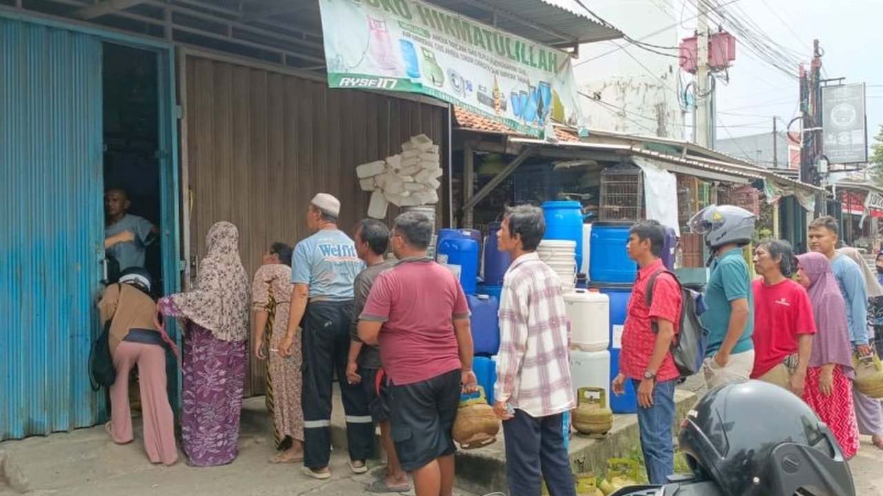 Kebijakan baru distribusi elpiji subsidi membuat stok di agen resmi Pertamina di Lopang, Serang, ludes dalam sejam, mengakibatkan antrean panjang dan kesulitan bagi pembeli.