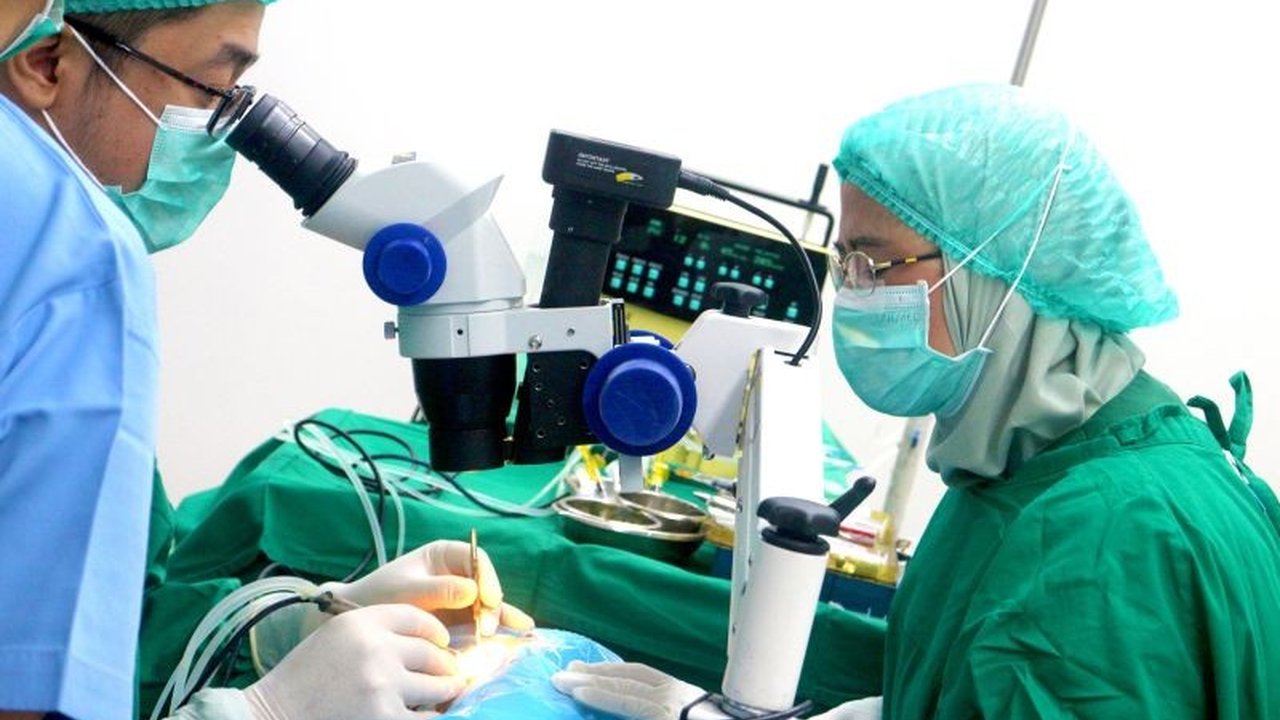 Eka Hospital Bekasi, berkolaborasi dengan Perdami Cabang Bekasi dan Yayasan Yarsi, telah menyelenggarakan operasi katarak gratis bagi 41 pasien di Tangerang, membantu mengatasi masalah kesehatan mata signifikan di Indonesia.