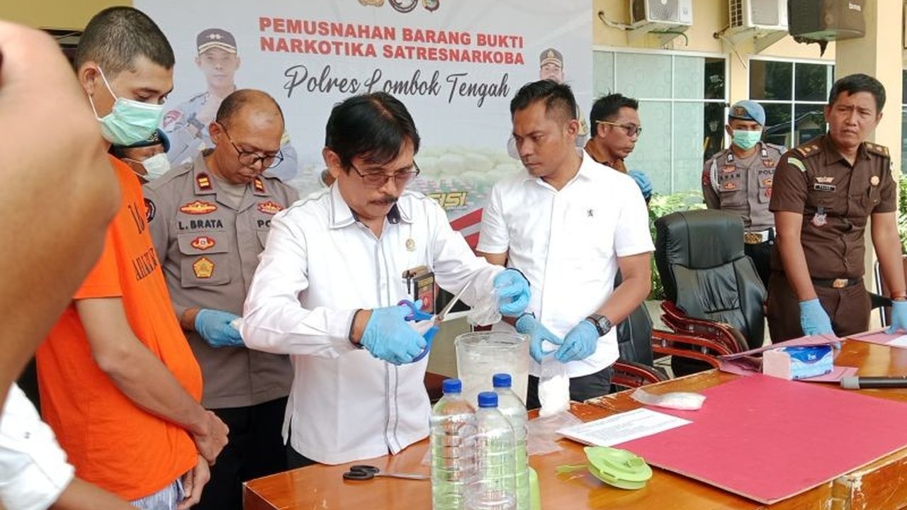 Kepolisian Resort Lombok Tengah memusnahkan 1 kilogram sabu hasil pengungkapan jaringan narkoba lintas provinsi dari Aceh, dengan dua tersangka kurir ditangkap dan jaringan masih dikembangkan.