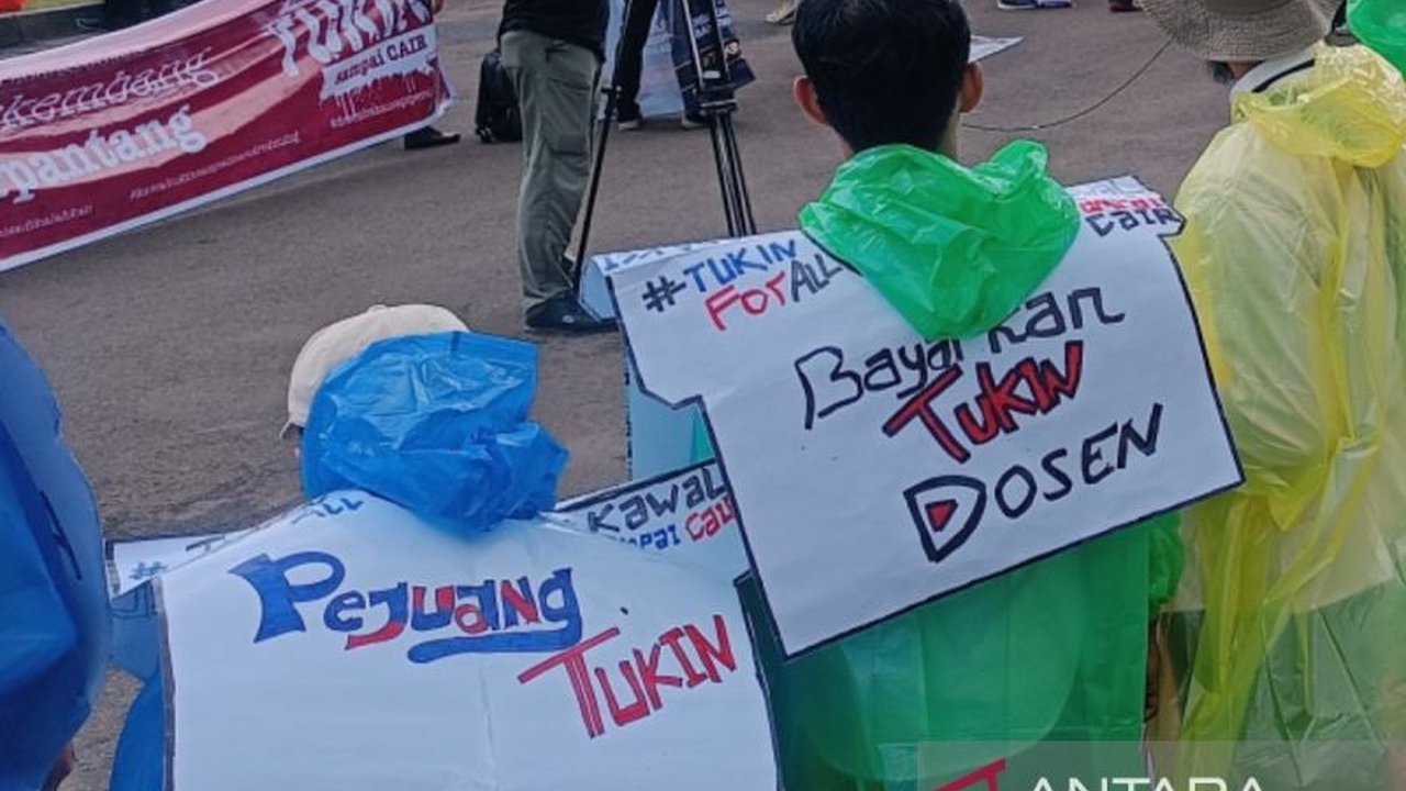 Aliansi Dosen ASN Kemdiktisaintek (ADAKSI) menuntut pemerintah untuk mencairkan seluruh tunjangan kinerja (Tukin) dosen yang belum dibayarkan sejak 2020 hingga 2024, dengan total anggaran sekitar Rp8 triliun.