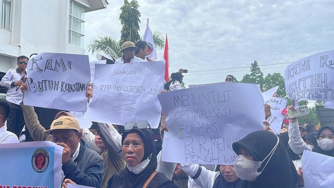 Ribuan honorer R2 dan R3 Kota Kendari menggelar aksi demo di DPRD, menolak status PPPK paruh waktu dan menuntut pengangkatan penuh waktu tanpa tes, berharap pemerintah pusat dan daerah memberi solusi.