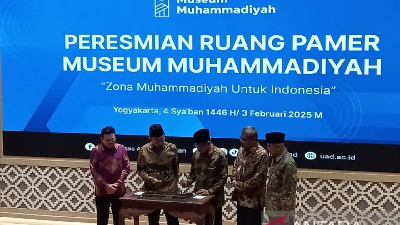 Menteri Kebudayaan, Fadli Zon, meresmikan ruang pamer baru Museum Muhammadiyah di Yogyakarta, menekankan pentingnya museum sebagai jembatan antar generasi dan pelestari sejarah perjuangan Muhammadiyah.