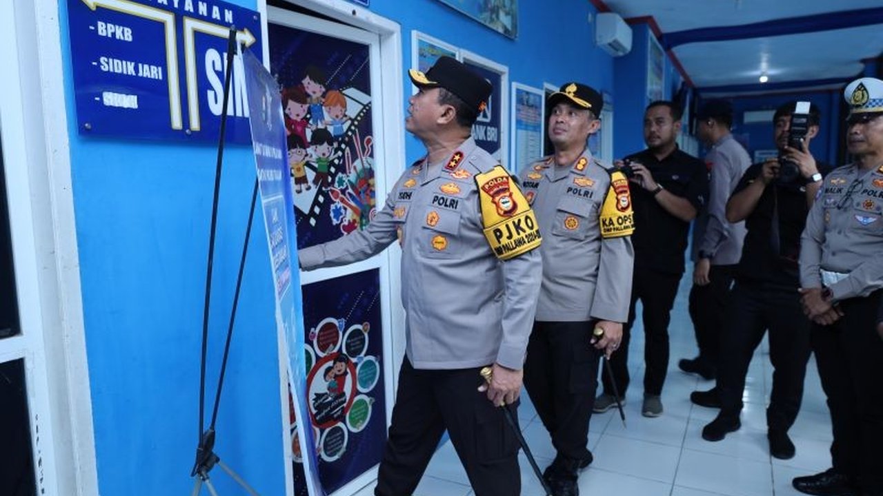 Kapolda Sulsel Irjen Pol. Yudhiawan menekankan profesionalisme dan pelayanan prima kepada personel Polres Takalar usai meresmikan gedung pelayanan SIM dan SKCK baru, serta mengingatkan pentingnya integritas dan menghindari pelanggaran hukum.