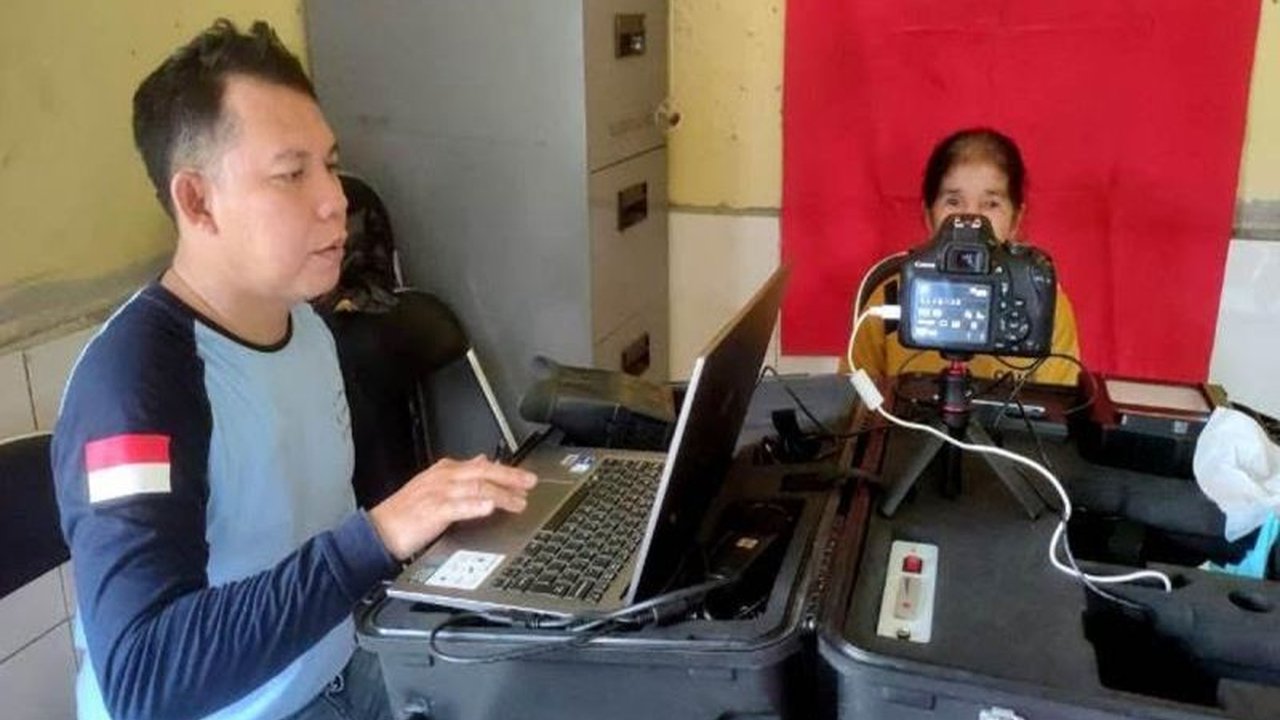 Dinas Dukcapil Barito Utara, Kalimantan Tengah, meningkatkan pelayanan administrasi kependudukan dengan jemput bola ke sembilan kecamatan, memudahkan warga mengurus dokumen kependudukan tanpa harus ke kantor kabupaten.