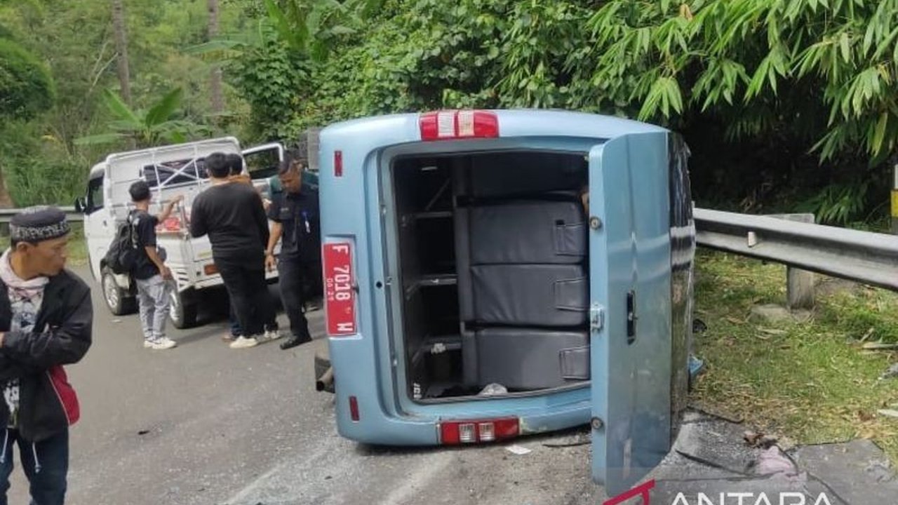 Kecelakaan tunggal minibus Universitas Suryakancana (Unsur) Cianjur di Sukabumi pada Senin, 2 Januari 2024, mengakibatkan 13 penumpang luka, sebagian besar mengalami luka berat.