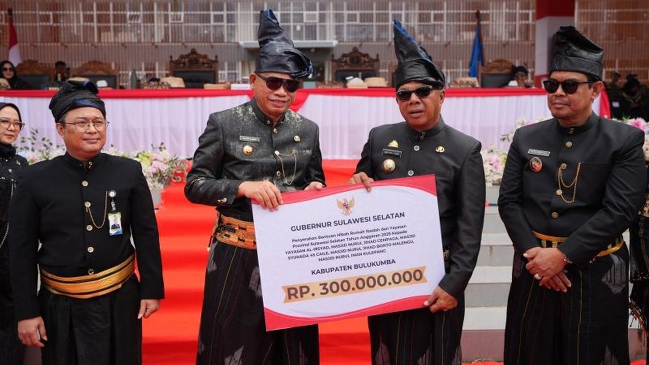 Penjabat Gubernur Sulsel, Fadjry Djufry, memberikan berbagai bantuan senilai ratusan juta rupiah, termasuk hibah rumah ibadah dan vaksin PMK, dalam rangka memperingati HUT Bulukumba ke-65.