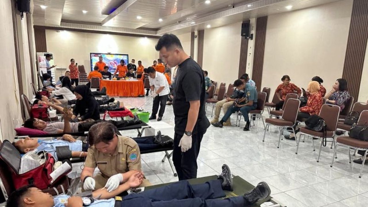 Kantor SAR Manado menggelar donor darah dalam rangka HUT Basarnas ke-53, berhasil mengumpulkan banyak kantong darah untuk membantu masyarakat Manado yang membutuhkan.