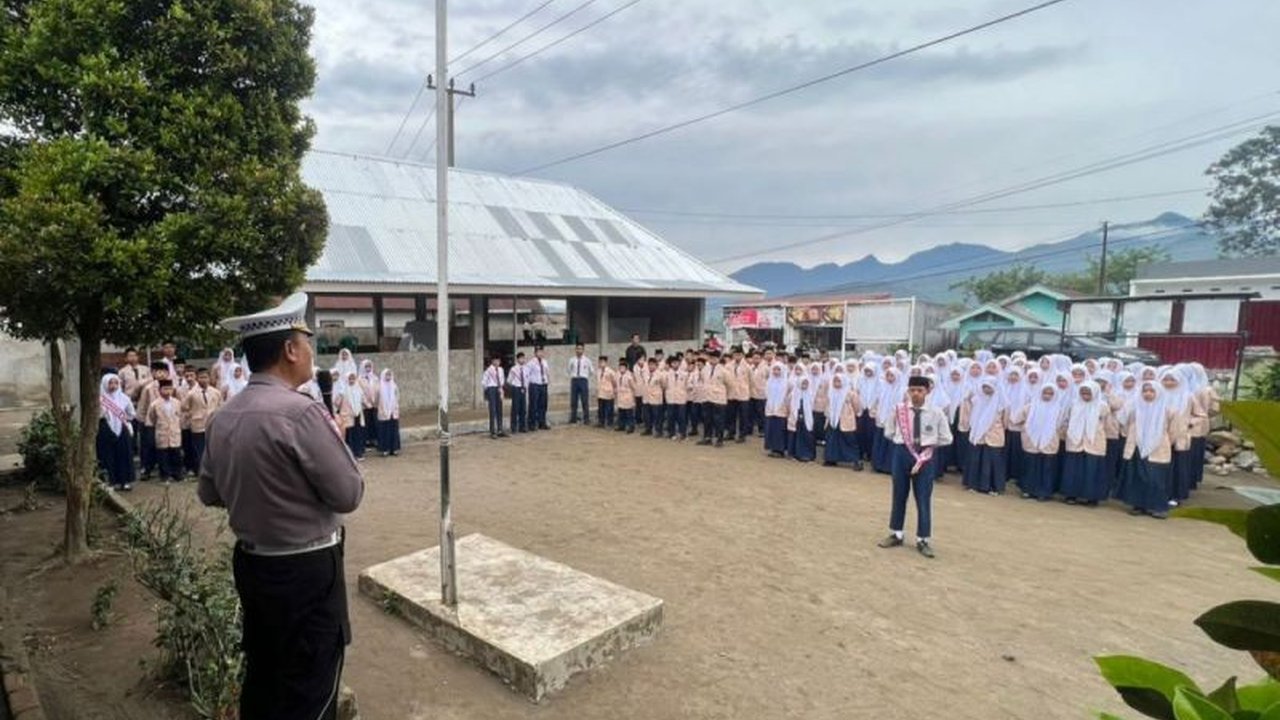 Satlantas Polres Rejang Lebong menjalankan program 'police goes to school' untuk menanamkan kesadaran hukum dan tertib berlalu lintas kepada pelajar, khususnya setelah terjadi 103 kasus kecelakaan lalu lintas di tahun 2024 dengan korban jiwa didominasi us