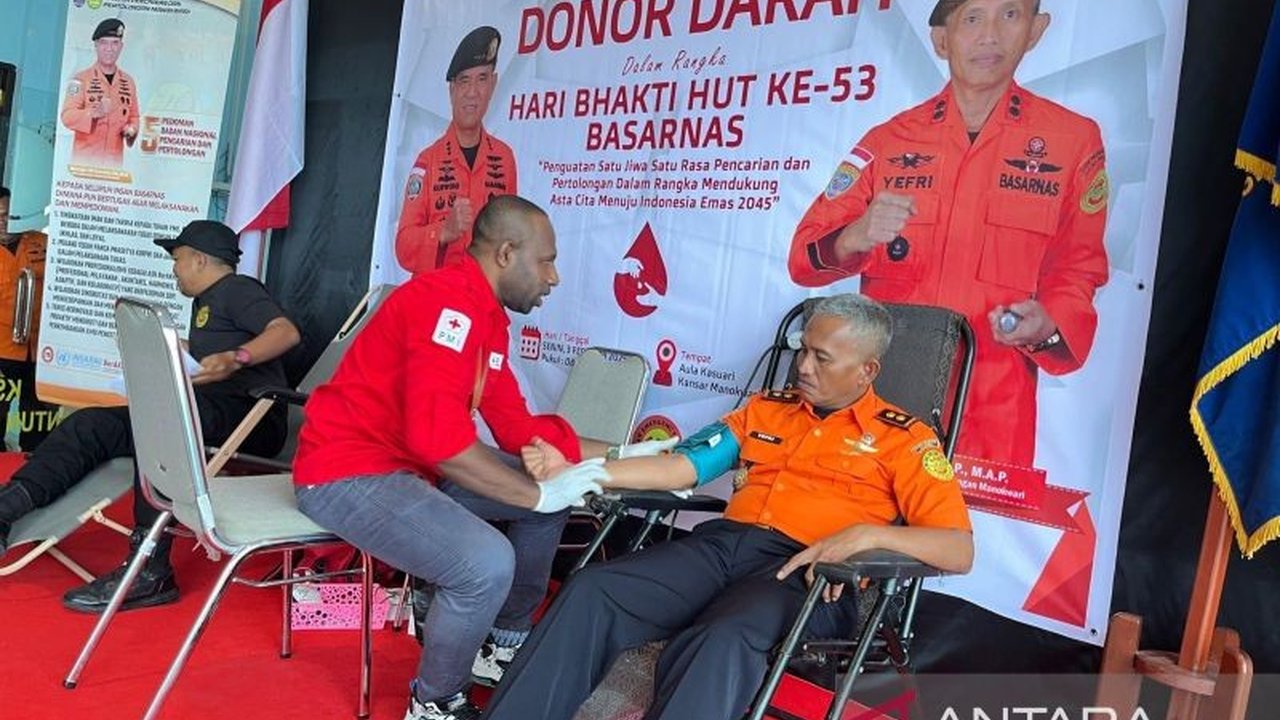 Kantor Basarnas Manokwari menggelar aksi donor darah dalam rangka Hari Bhakti Basarnas ke-53, berhasil mengumpulkan 53 kantong darah untuk PMI Papua Barat guna memenuhi kebutuhan stok darah.