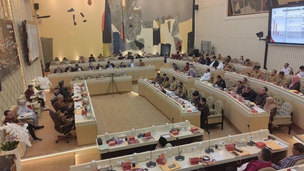 Komisi II DPR mengusulkan instrumen bersama Kemendagri untuk mengevaluasi kinerja BUMD di Indonesia, bahkan tak segan membubarkan BUMD yang dinilai kinerjanya buruk dan membebani APBD.