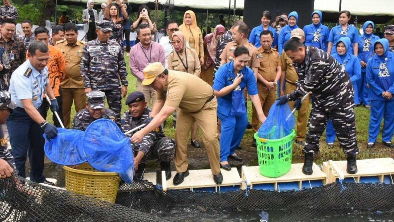 Lantamal VI Makassar sukses panen lebih dari 100 kg ikan nila dan menebar 13.000 benih ikan dalam upaya mendukung ketahanan pangan nasional, kegiatan ini juga disaksikan langsung oleh Kasal melalui video conference.