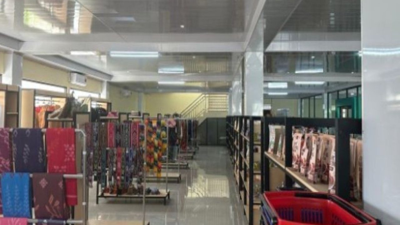 Pemerintah Kabupaten Tanah Bumbu, Kalimantan Selatan, memasarkan produk UMKM lokal melalui Rumah Oleh-Oleh Bersujud (ROB) untuk meningkatkan daya saing dan memperluas akses pasar bagi pelaku usaha mikro, kecil, dan menengah.