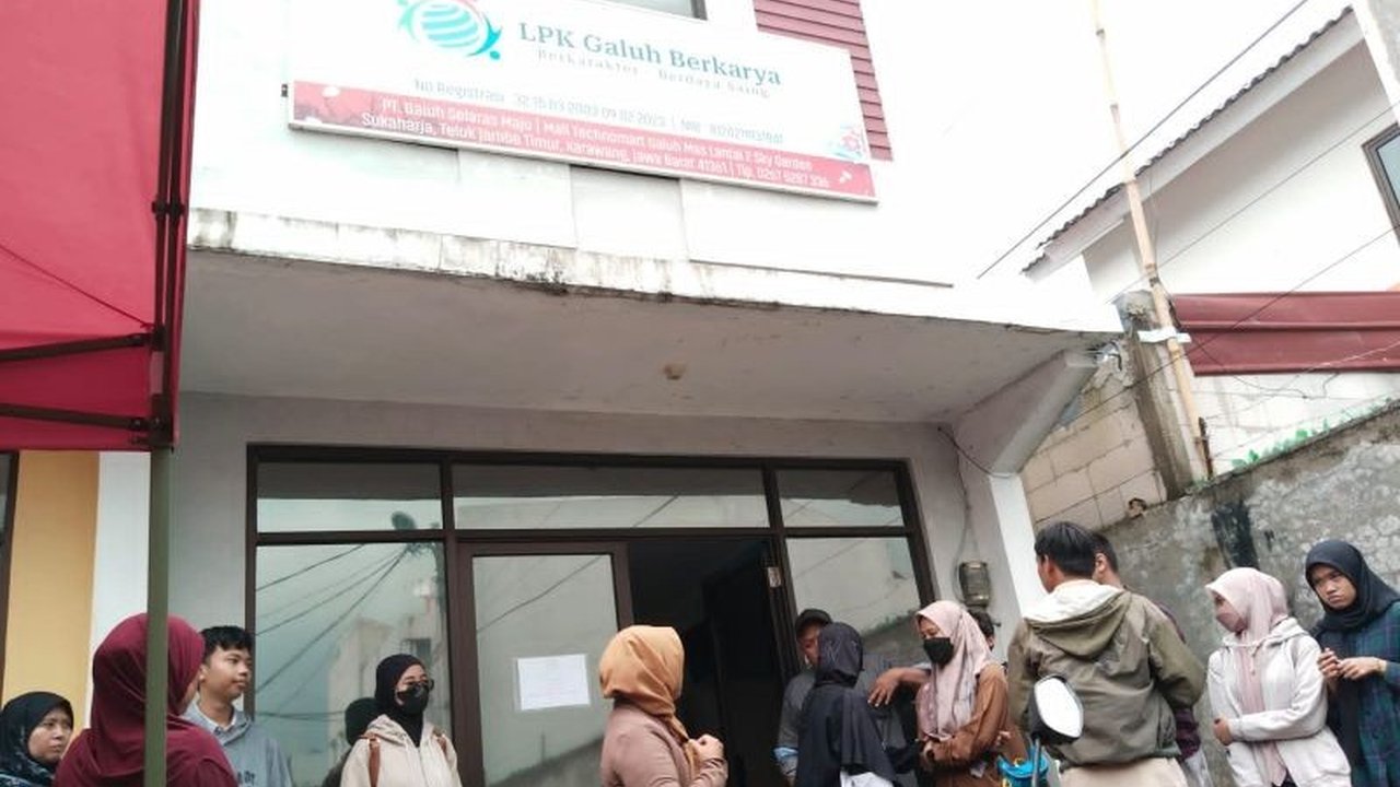 Lembaga Pelatihan Kerja (LPK) Galuh Berkarya di Karawang menahan ijazah dan surat berharga 111 peserta program magang Jepang yang belum diberangkatkan, memicu protes dan tuntutan pengembalian dokumen.