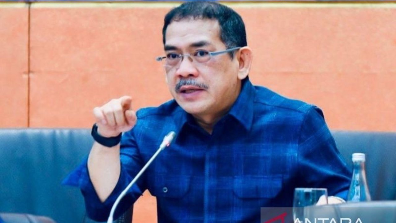 Anggota DPR Asep Wahyuwijaya menyoroti kebijakan baru distribusi elpiji 3 kg yang membuat warga harus mengeluarkan biaya lebih dan antre di pangkalan resmi, sehingga ia mendorong revisi kebijakan tersebut.
