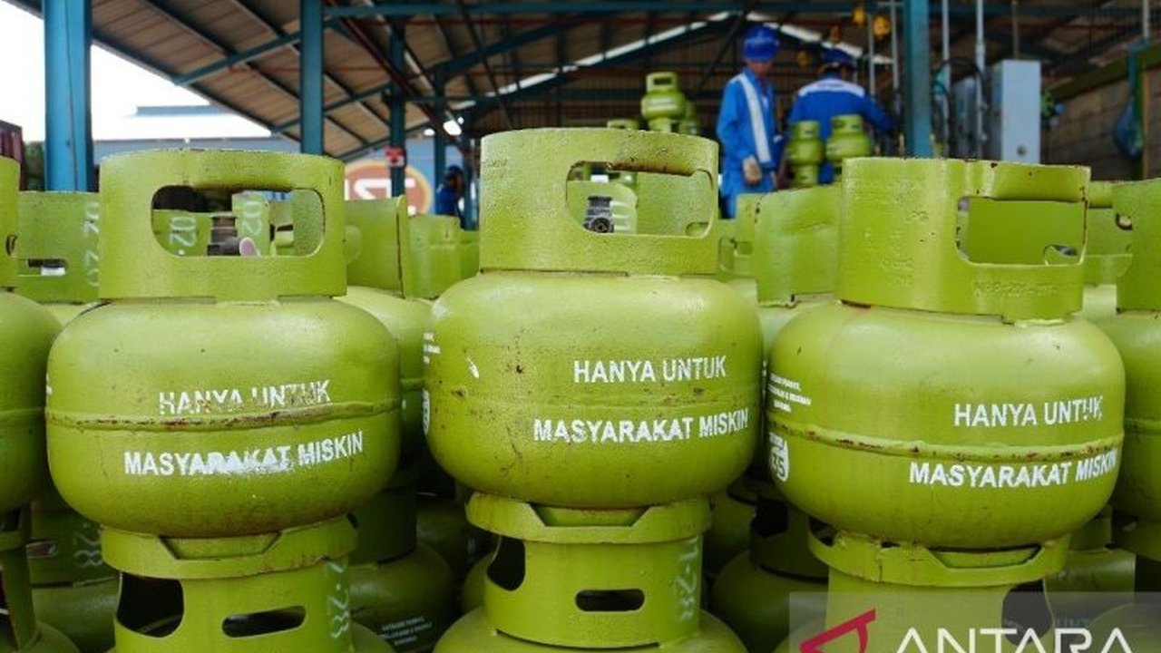Pertamina menjamin pasokan LPG 3 kg di pangkalan resmi setelah pemerintah melarang penjualan oleh pengecer mulai Februari 2025, memastikan harga jual sesuai HET dan kualitas terjamin, serta masyarakat bisa melapor jika ada kecurangan.