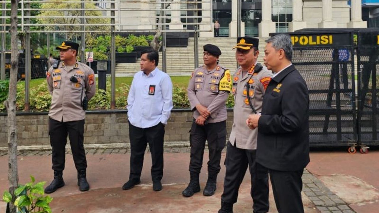 Sebanyak 1.172 personel Polri mengamankan sidang pleno Perselisihan Hasil Pemilihan Umum (PHPU) di Mahkamah Konstitusi (MK) pada Selasa, 4 Juli 2024, dengan agenda putusan sela, untuk memastikan jalannya sidang aman dan kondusif.