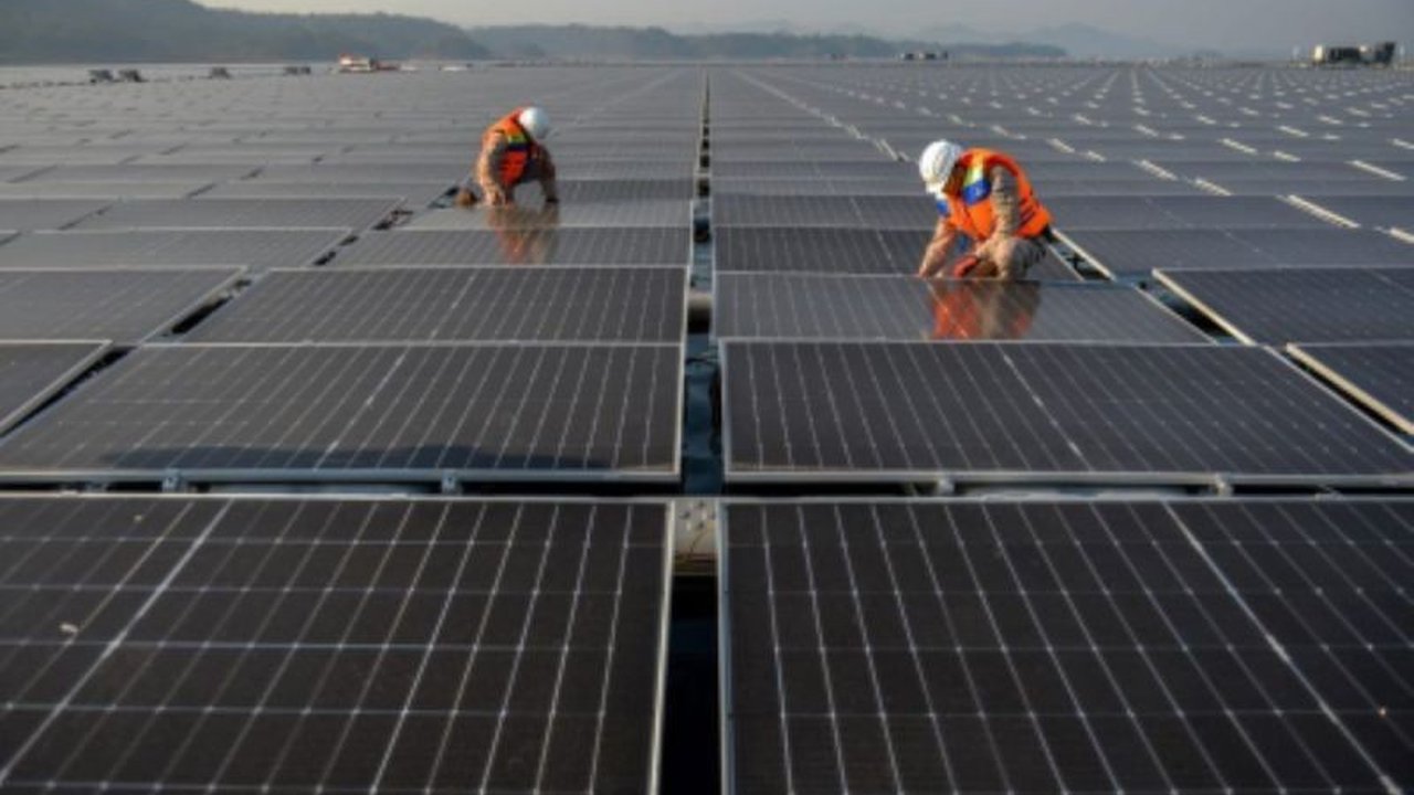 Tenaga Surya: Kunci RI Capai Target Energi Terbarukan 75 GW Lebih Cepat?