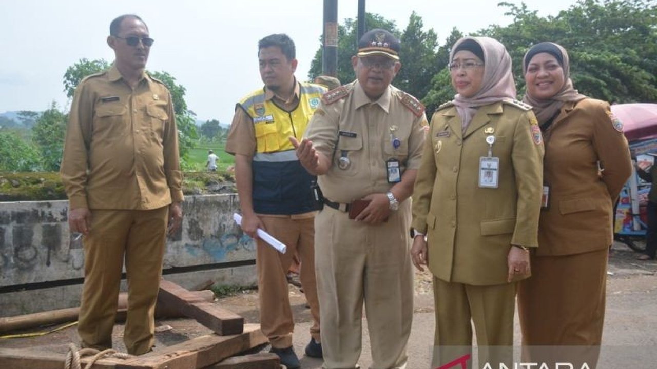 Pemerintah Kabupaten Batang, Jawa Tengah, terus mengebut perbaikan Jembatan Kali Belo yang putus akibat banjir bandang, ditargetkan selesai pekan depan dan hanya bisa dilewati kendaraan pribadi dengan maksimal empat ton.