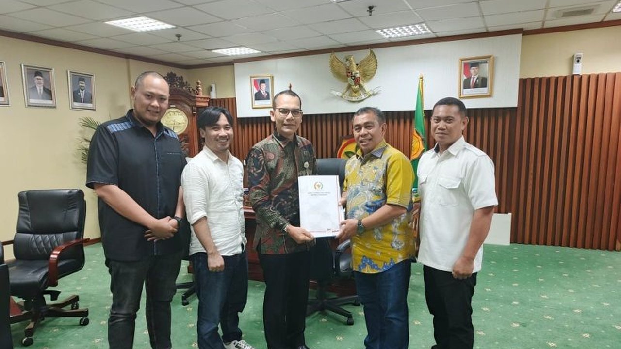 Anggota DPD RI Bustami Zainudin mendesak pabrik pengolahan singkong di Lampung untuk lebih berpihak pada petani, mengingat harga singkong yang rendah dan perlunya peningkatan hilirisasi untuk kesejahteraan petani.