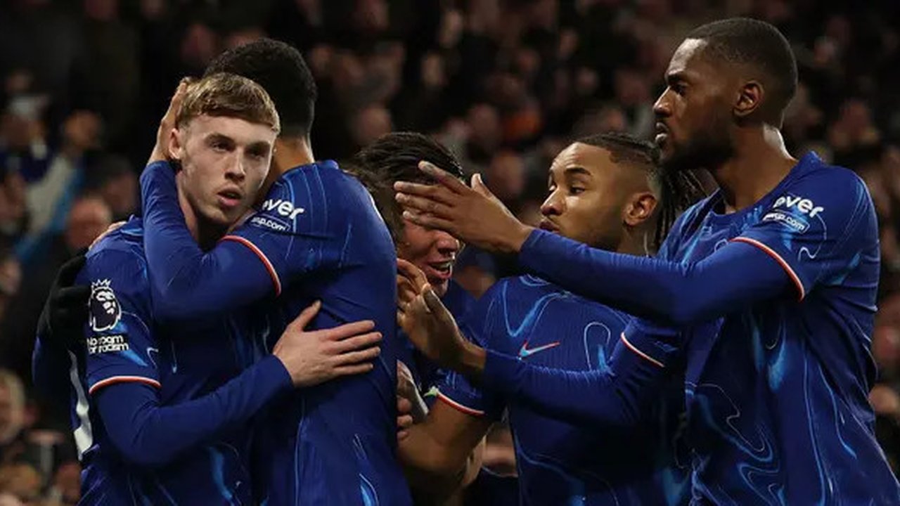 Gelandang Chelsea, Cole Palmer (kiri) merayakan dengan rekan setimnya setelah tendangannya yang terdefleksi membuat skor menjadi 2-1 saat pertandingan sepak bola Liga Premier Inggris melawan
