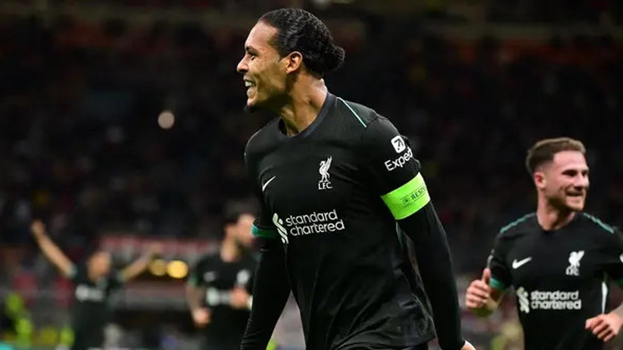 Virgil van Dijk membalik kedudukan pada menit ke-41. Liverpool unggul 2-1. (PIERO CRUCIATTI/AFP)