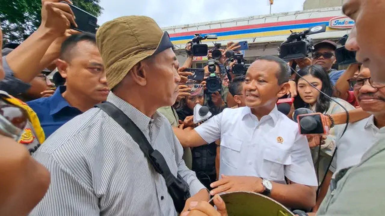 Kehadiran Menteri ESDM Bahlil Lahadalia, diwarnai aksi protes warga yang mengaku kesulitan mencari LPG 3 Kg selama sepekan terakhir, di Tangerang, Selasa (4/2/2025). (Liputan6.com/ Pramita Tr