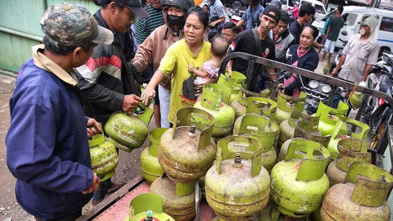 Dengan adanya instruksi dari Presiden Prabowo, diharapkan distribusi dan harga gas elpiji 3 kg dapat kembali normal. Diperlukan evaluasi terhadap kebijakan distribusi terkait gas elpiji 3 kg dapat dilakukan secara komprehensif dan objektif. (Liputan6.com/Angga Yuniar)