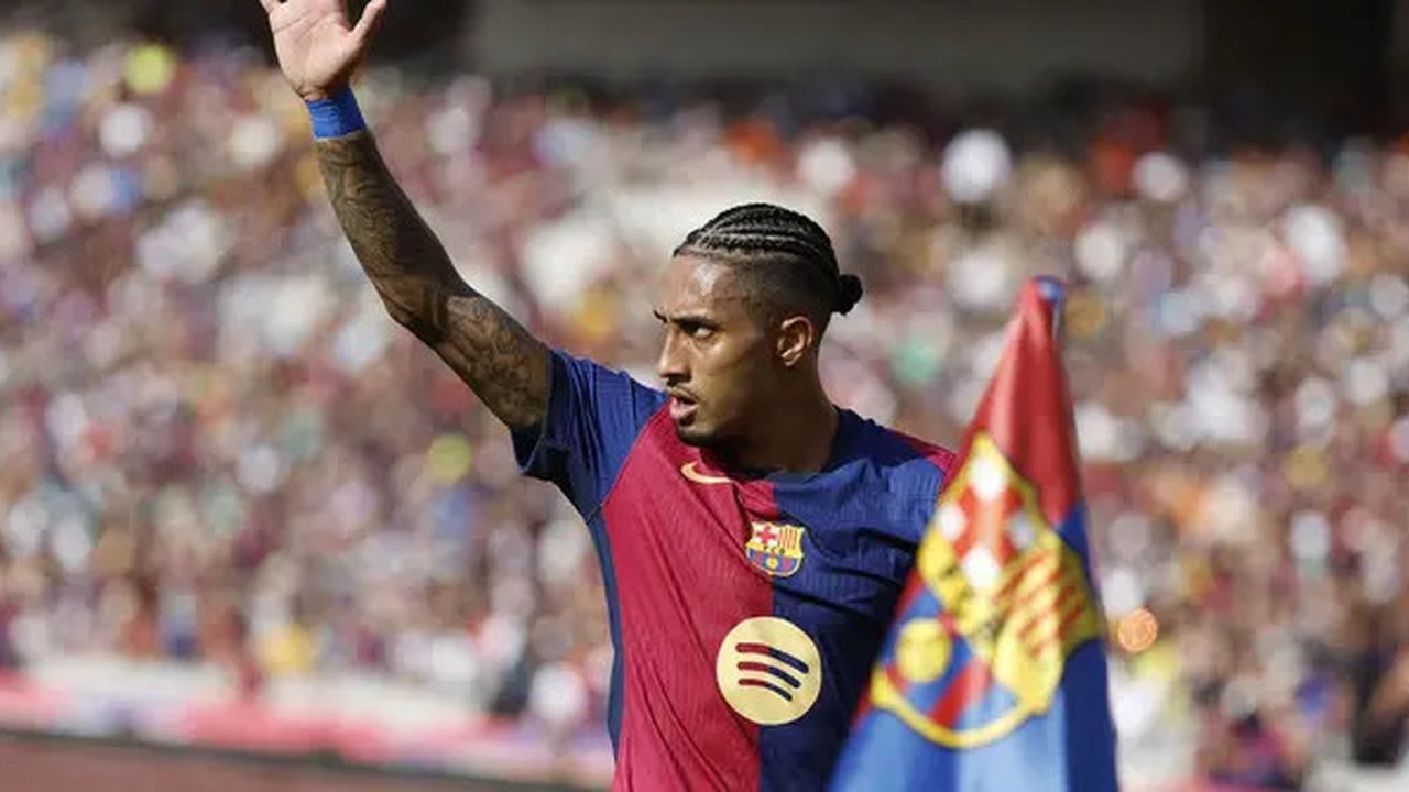 Pemain Barcelona, Raphinha memberikan isyarat kepada rekannya pada laga lanjutan Liga Spanyol 2024/2025 melawan Valladolid di Olympic Stadium, Barcelona, Spanyol, Sabtu (31/08/2024). (AP Phot