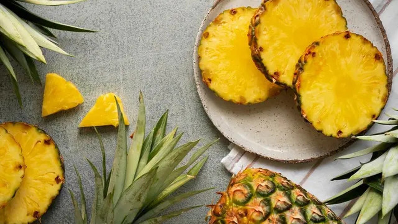 Buah nanas bisa mengenyangkan dan menghidrasi tubuh pada malam hari. (Foto: Freepik)
