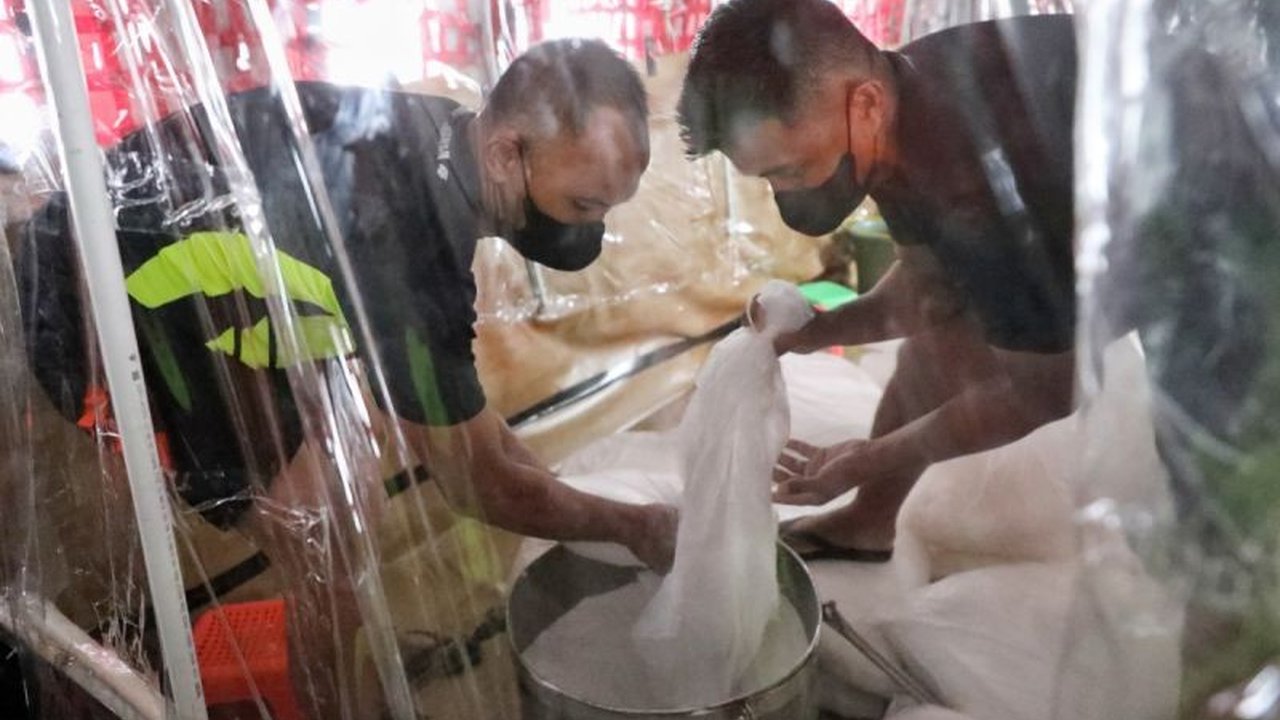 Operasi Modifikasi Cuaca (OMC) berhasil kurangi potensi hujan ekstrem di Jakarta hingga 50-60 persen, mencegah dampak buruk bagi warga.