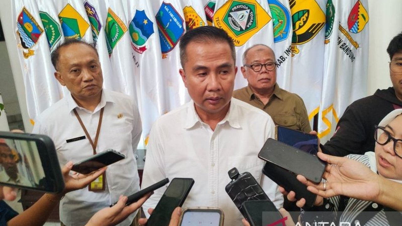 Penjabat Gubernur Jawa Barat, Bey Triadi Machmudin, memastikan masalah kesulitan akses elpiji 3 kg bersubsidi di Jawa Barat segera teratasi, dengan koordinasi bersama Kementerian ESDM dan Pertamina serta perubahan sistem distribusi yang lebih efektif.