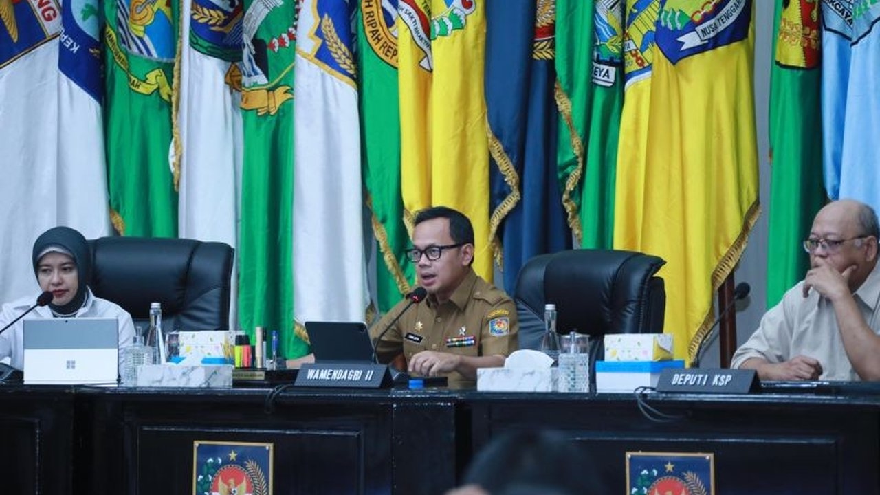 Wakil Menteri Dalam Negeri meminta kepala daerah mewaspadai lonjakan harga pangan menjelang Ramadhan dan memastikan Bulog menyerap gabah sesuai target untuk mencegah inflasi.