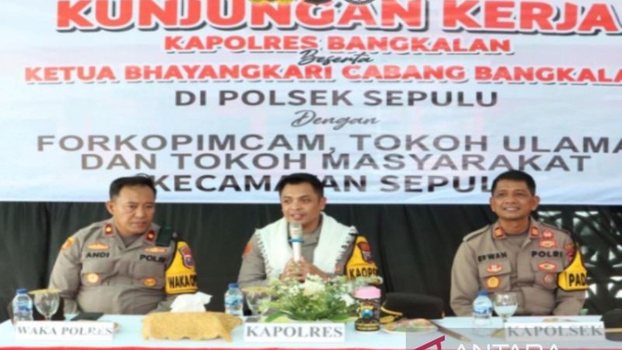 Kapolres Bangkalan, AKBP Hendro Sukmono, memulai safari Kamtibmas dengan mengunjungi tokoh masyarakat dan kepala desa di Kecamatan Klampis untuk menekan angka kriminalitas dan memperkuat sinergi keamanan.