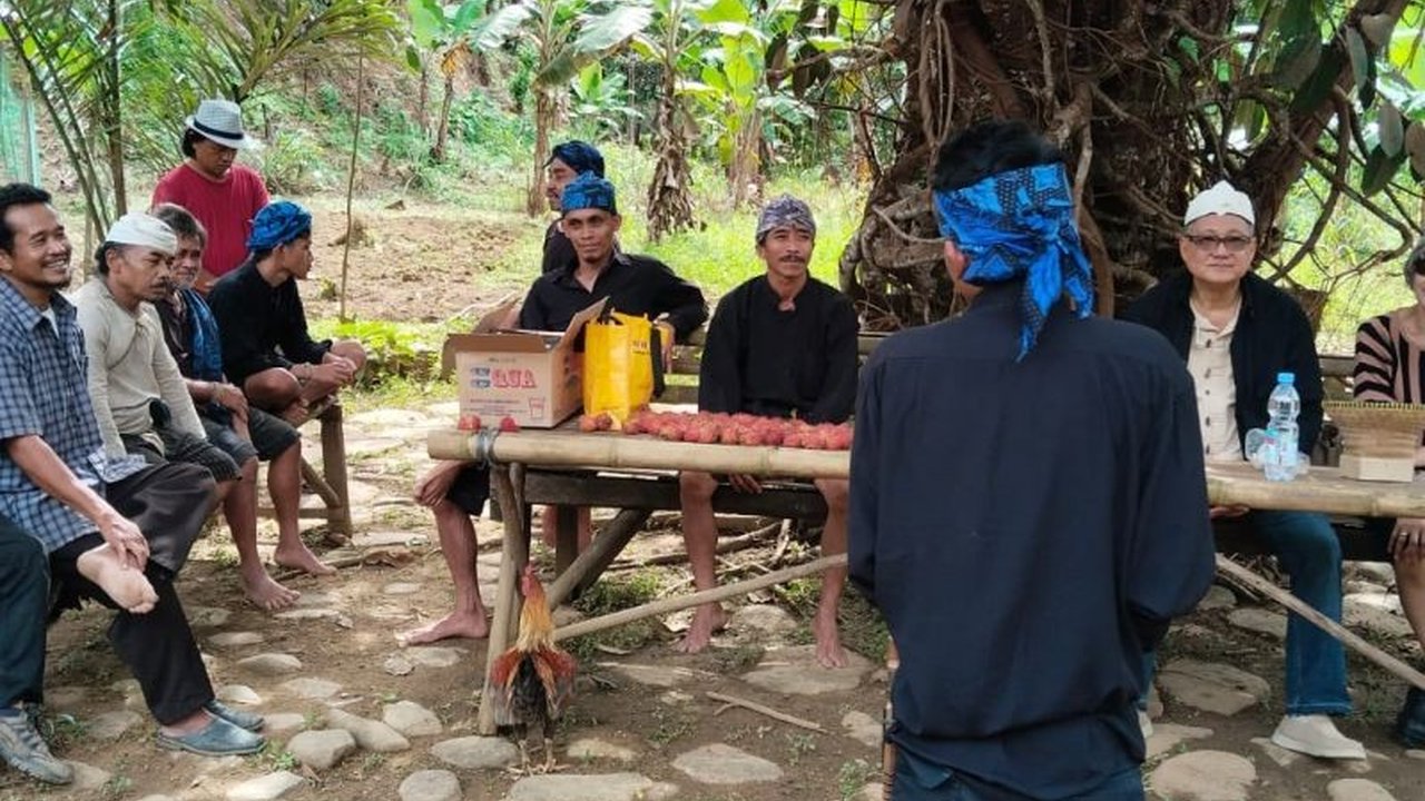 Suku Badui di Lebak, Banten membuka akses bagi wisatawan luar untuk mengunjungi kawasan Badui Luar selama ritual Kawalu, dengan pembatasan ketat untuk Badui Dalam.