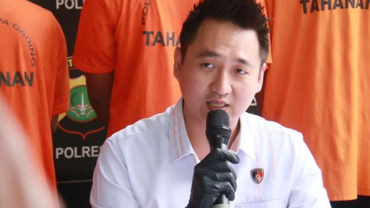 Polisi Jakarta Utara mengungkap kasus prostitusi online yang melibatkan anak di bawah umur di Kelapa Gading, Jakarta Utara, dengan tujuh tersangka ditangkap, dua di antaranya masih di bawah umur.