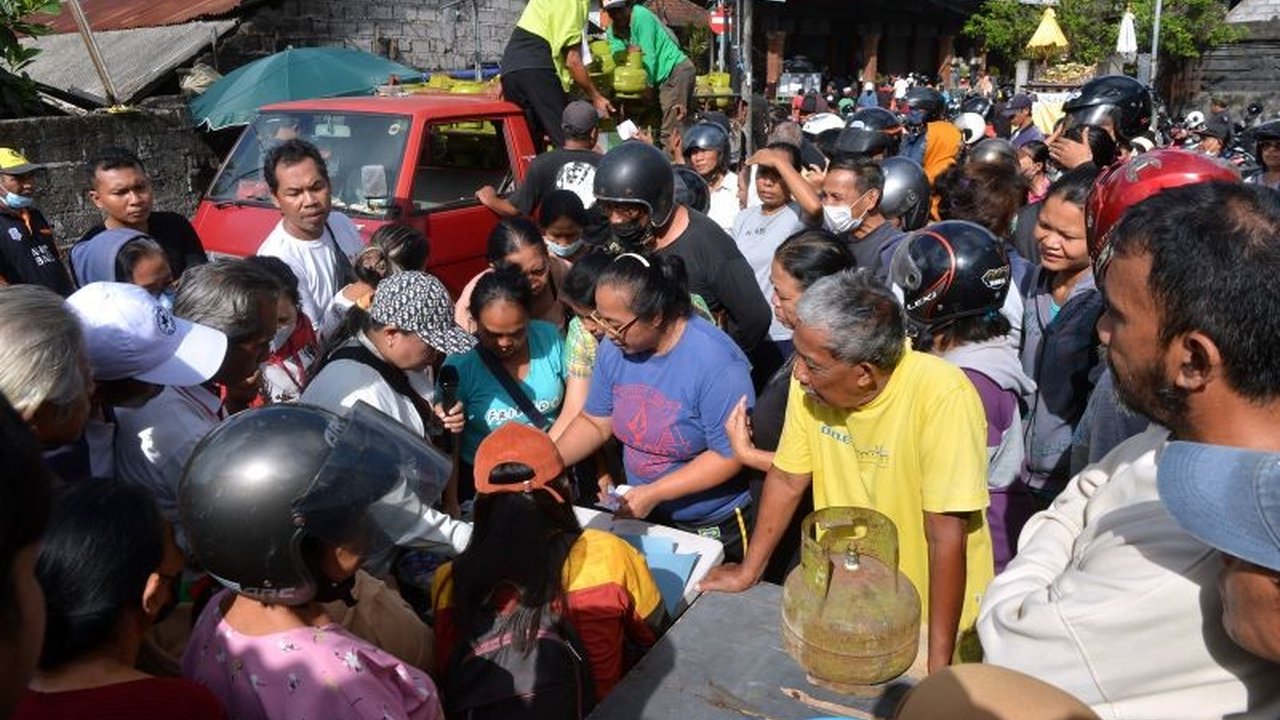Kebijakan larangan mendadak bagi pengecer untuk menjual LPG 3 kg menimbulkan protes, antrean panjang, bahkan korban jiwa, hingga akhirnya pemerintah mengubah kebijakan tersebut dengan menjadikan pengecer sebagai sub-pangkalan.