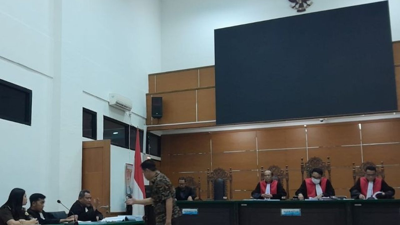 Mantan Kepala Disparpora Kota Serang, Sarnata, dituntut 5 tahun penjara dan denda Rp200 juta terkait kasus korupsi penyewaan lahan Stadion Maulana Yusuf, yang merugikan negara hingga Rp564 juta, sementara rekannya dituntut 5 tahun 3 bulan penjara.