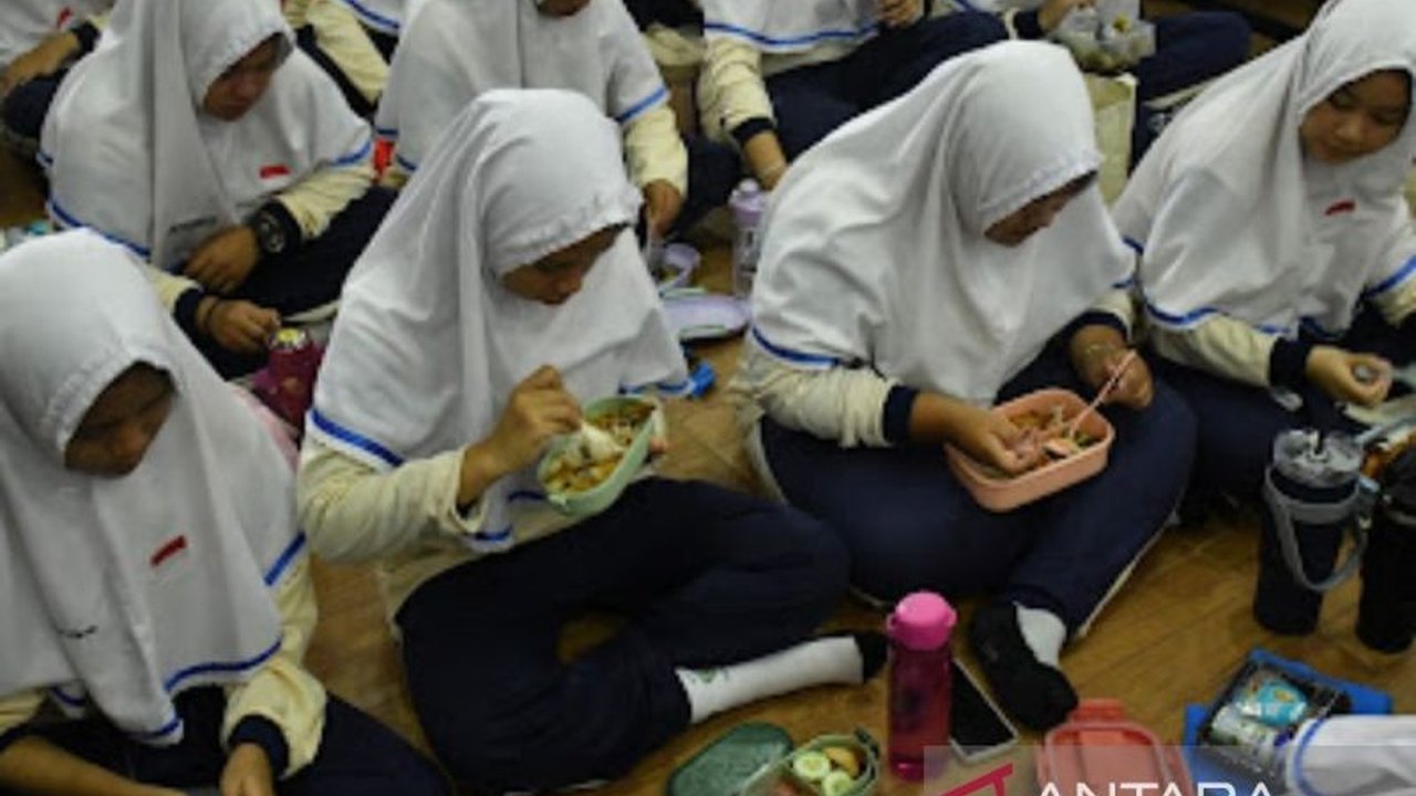 Kota Banjarmasin baru menjangkau 14 sekolah dengan program Makan Bergizi Gratis (MBG) dari Badan Gizi Nasional, dan berharap perluasan program untuk 400 sekolah lainnya demi peningkatan gizi anak.