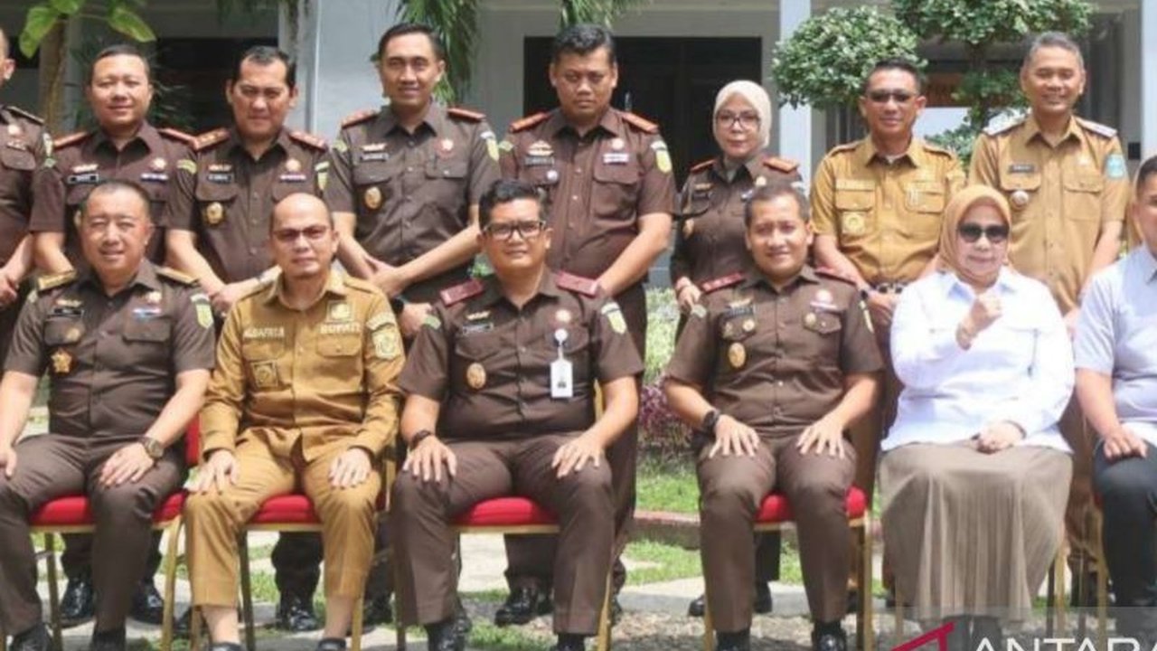 PT Timah Tbk memberlakukan sistem kemitraan penambangan timah di Bangka Tengah untuk mencegah penambangan ilegal dan meningkatkan kesejahteraan masyarakat, serta melibatkan Pemkab Bangka Tengah dan Kejaksaan Tinggi Babel.