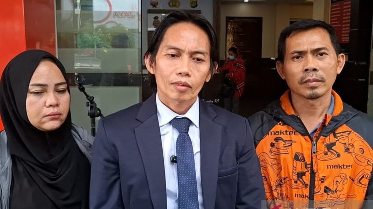 Ayah FA, remaja 16 tahun yang dibunuh anak bos Prodia, diperiksa polisi sebagai saksi pelapor untuk melengkapi berkas perkara yang hampir mandek selama setahun, setelah kasus dugaan pemerasan oleh beberapa oknum polisi mencuat.