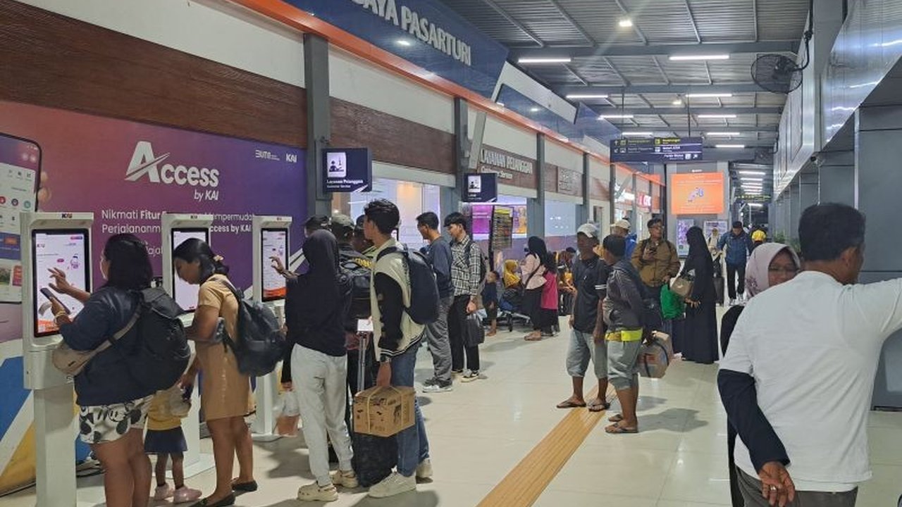 Perjalanan kereta api jarak jauh dari Stasiun Surabaya Pasarturi kembali normal setelah jalur kereta api yang terdampak banjir di Grobogan, Jawa Tengah, telah diperbaiki dan dinyatakan aman dilalui.