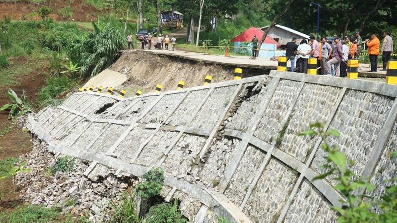 Pemprov Jatim menolak BTT perbaikan jalan amblas Selingkar Wilis Tulungagung karena butuh solusi permanen, Pemkab Tulungagung kini upayakan anggaran lewat APBD.