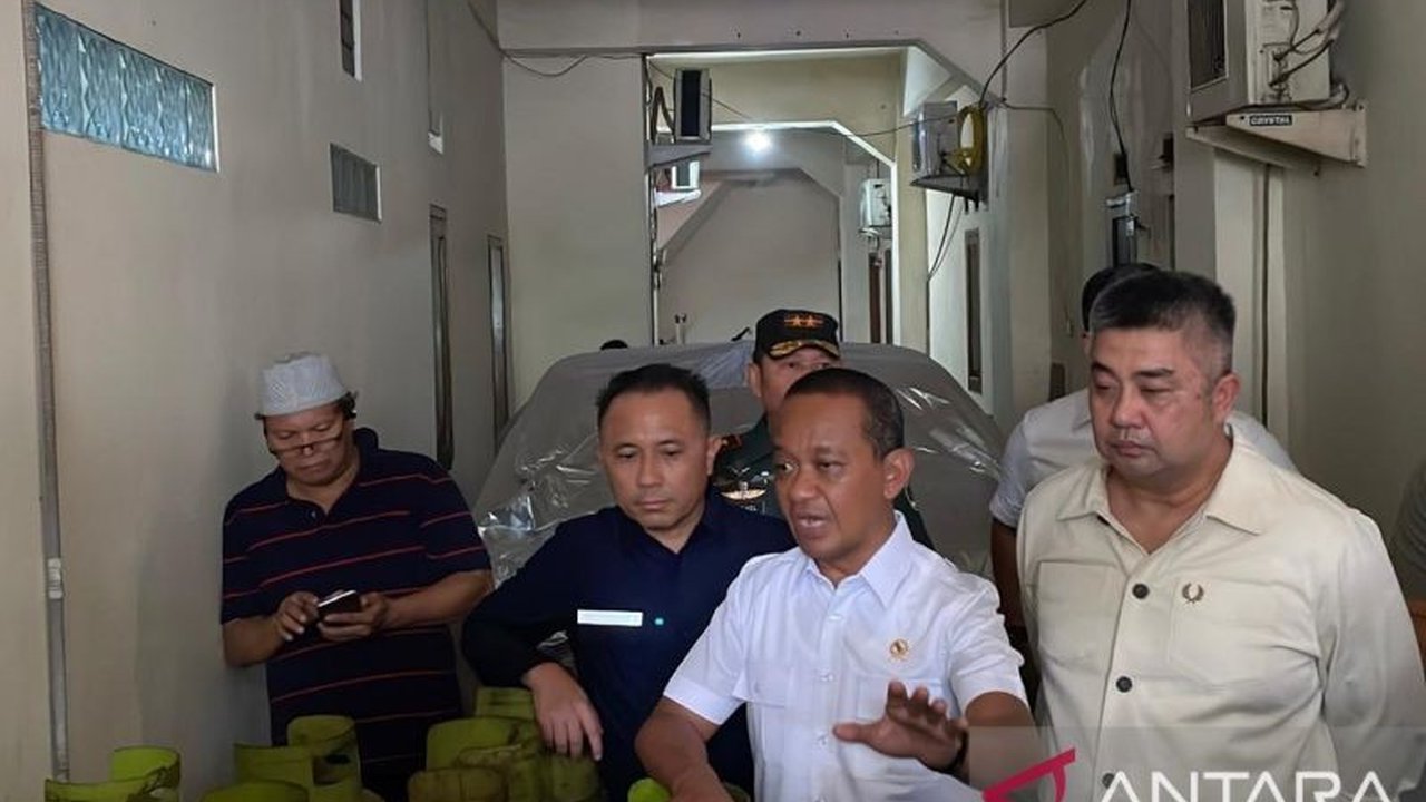 Pemilik pangkalan gas di Kemanggisan, Jakarta Barat, menyatakan hanya sedikit warga yang tidak mendapatkan gas 3 kg, meskipun isu kelangkaan sempat viral; pemerintah menyatakan kebijakan larangan penjualan gas melon di tingkat pengecer bertujuan kendalika